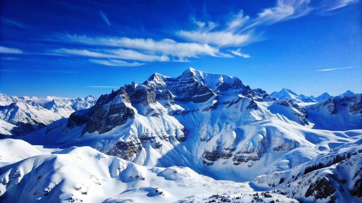 Gratis Bild majestätiska snötäckta berg mot en blå himmel
