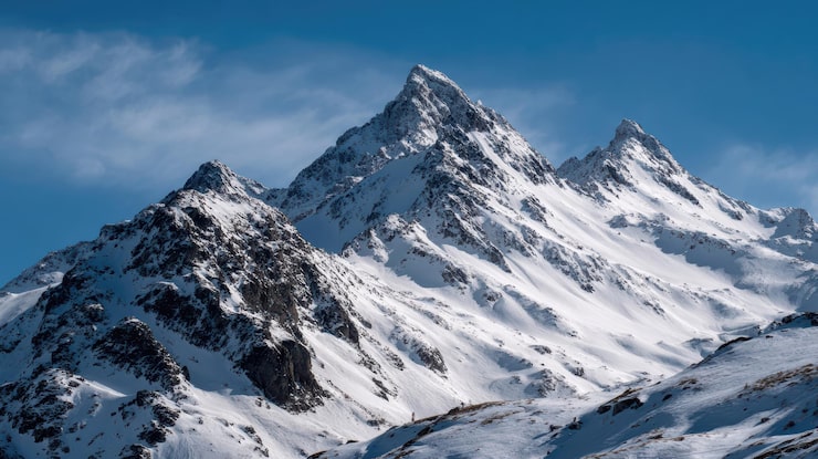 Gratis Bild majestätiska snötäckta bergstoppar under en klarblå himmel