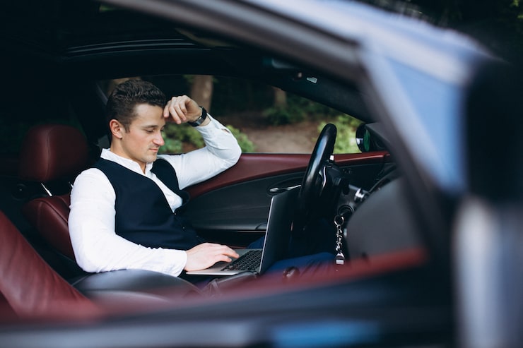 Gratis Bild man med dator i bilen