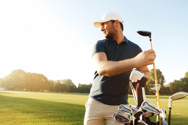Gratis Bild manlig golfare som tar ut golfklubban ur en bag