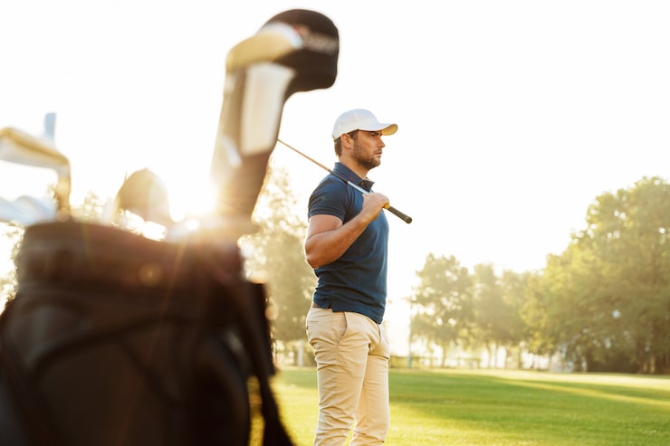Gratis Bild manlig golfspelare som håller i en driver medan han står