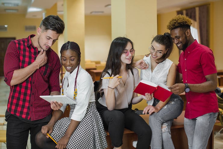 Gratis Bild multietniska studenter som studerar i bibliotek