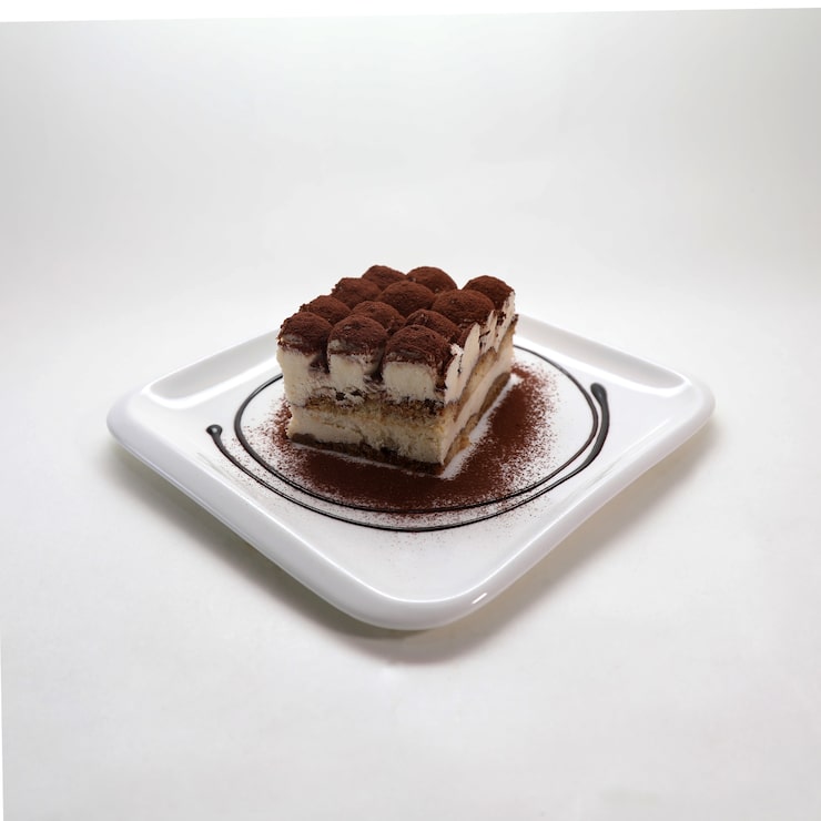 Gratis Bild närbild av en bit färsk välsmakande tiramisu på en vit tallrik