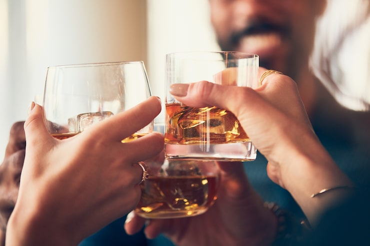 Gratis Bild närbild av många människor som klingar glas med alkohol vid en skål