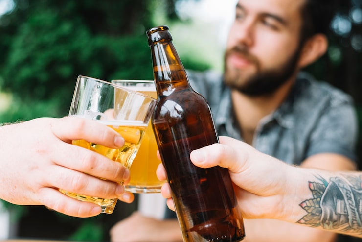 Gratis Bild närbild av manliga vänner som skålar med alkoholhaltiga drycker utomhus