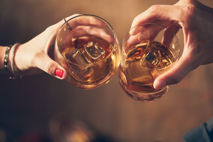 Gratis Bild närbild av två personer som skålar med alkohol vid en skål