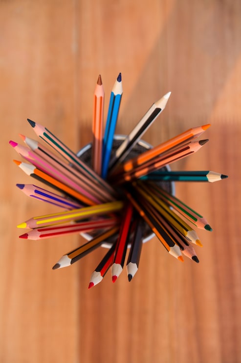 Gratis Bild olika färgpennor arrangerade i pennhållare