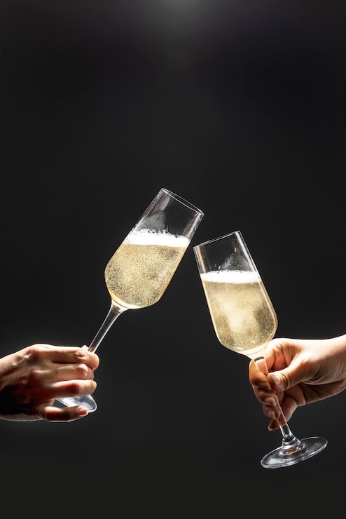 Gratis Bild par firar med champagne på mörk bakgrund