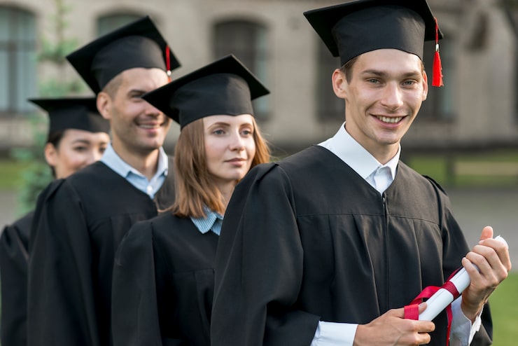 Gratis Bild porträtt av grupp studenter som firar sin examen