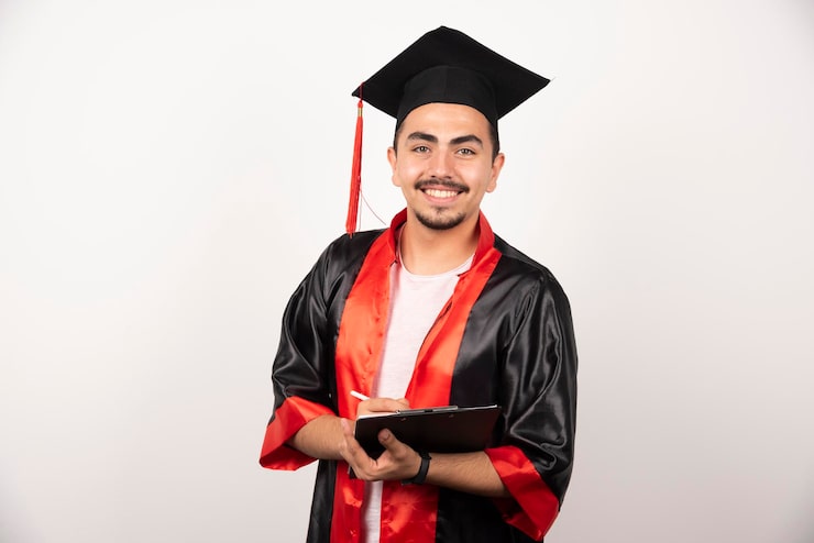 Gratis Bild positiv utexaminerad student med diplom som tittar på kameran på vitt.