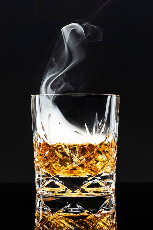 Gratis Bild rökt whisky cocktail på svart bakgrund