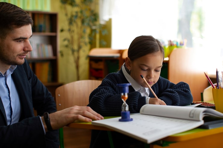 Gratis Bild sidovy av flicka som lär sig matte i skolan
