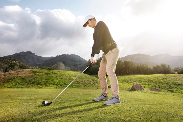 Gratis Bild sidovy av man som spelar golf på fältet med klubba