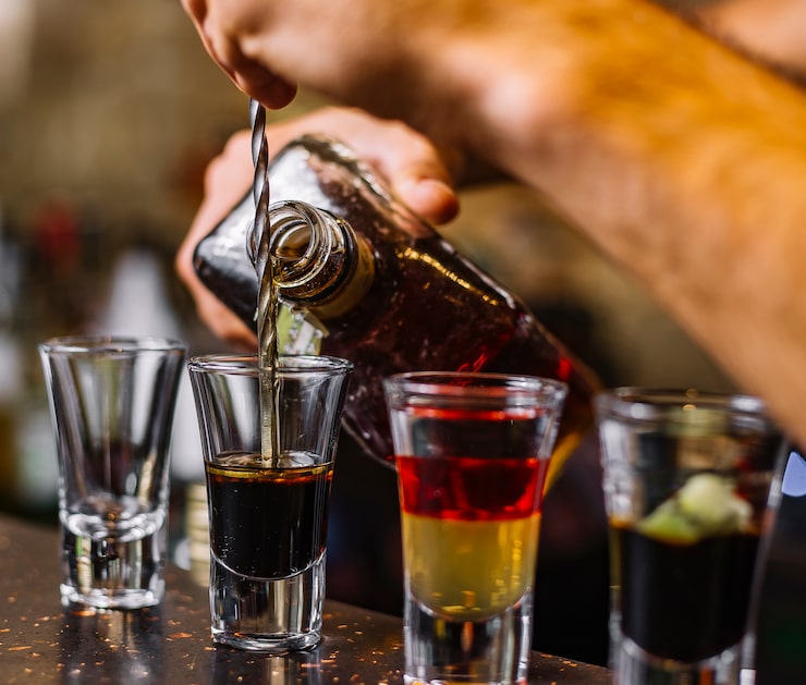 Gratis Bild sidovy mångfärgade alkohol shots sprit med skiva kiwi på bordet