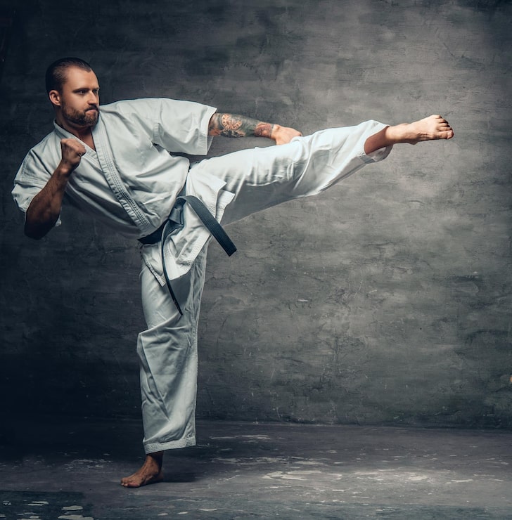 Gratis Bild skäggig karatekämpare klädd i en vit kimono i aktion.