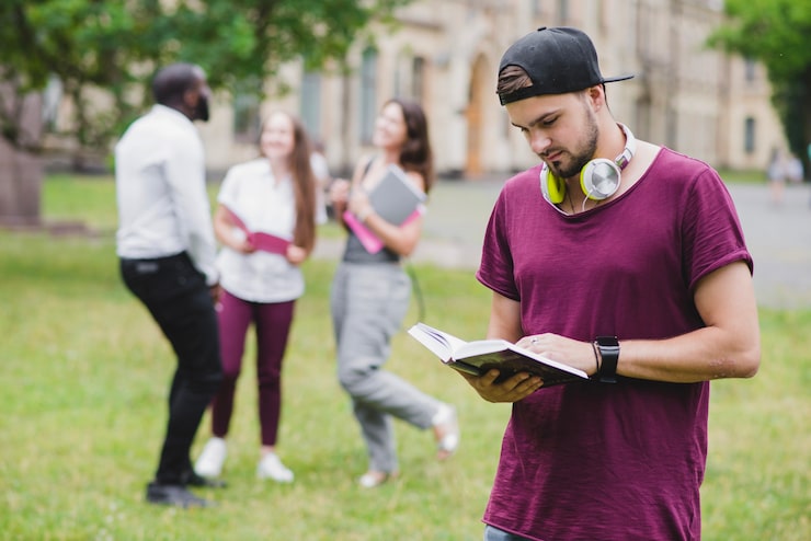 Gratis Bild skäggig man som läser bok stående