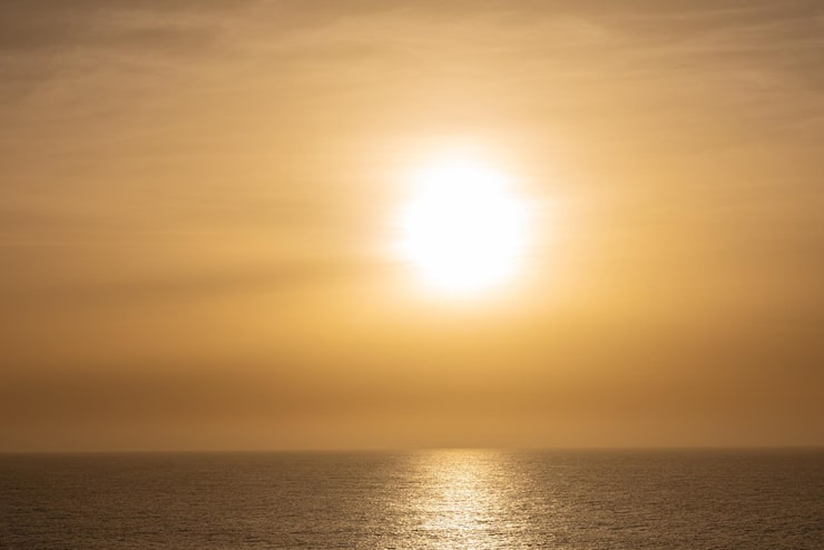 Gratis Foto smukt foto af havet med en smuk, gylden sol