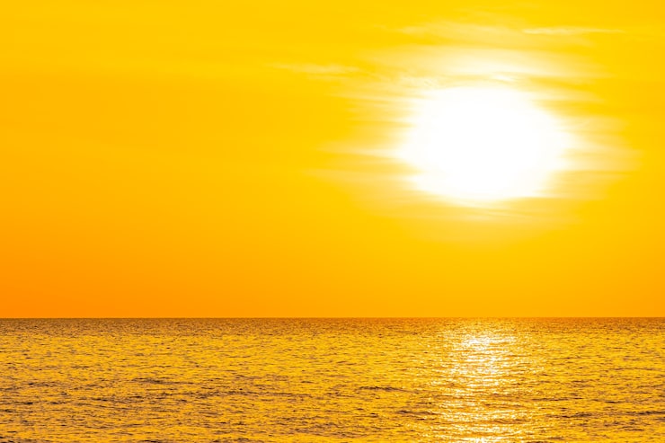 Gratis Foto smukt landskab med hav ved solnedgang eller solopgang