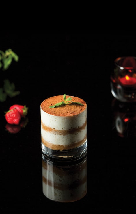 Gratis Bild tiramisu i glaset med ett myntablad.