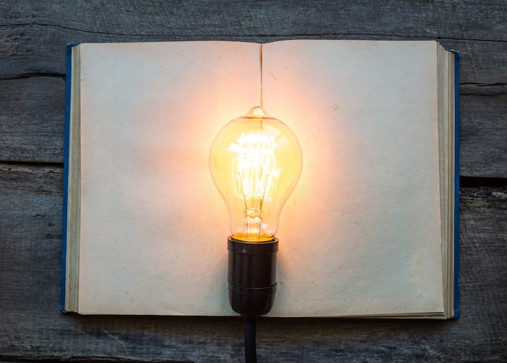 Gratis Bild tom bok med en tänd glödlampa ovanpå