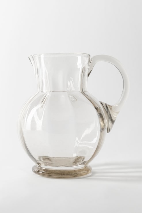 Gratis Foto tom transparent glaskande på grå baggrund