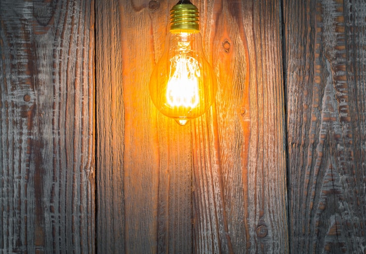 Gratis Bild träbakgrund med belyst glödlampa