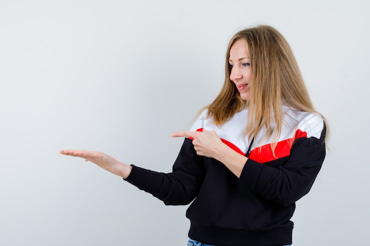 Gratis Foto ung blond kvinde i jakke og jeans