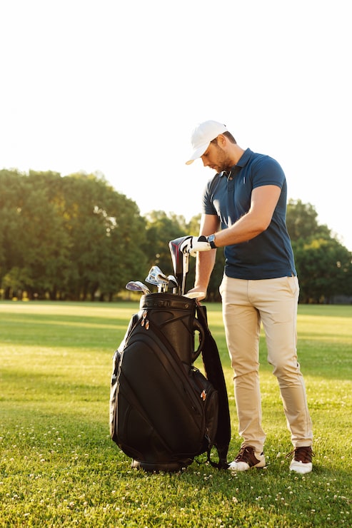 Gratis Bild ung man som håller golfklubba