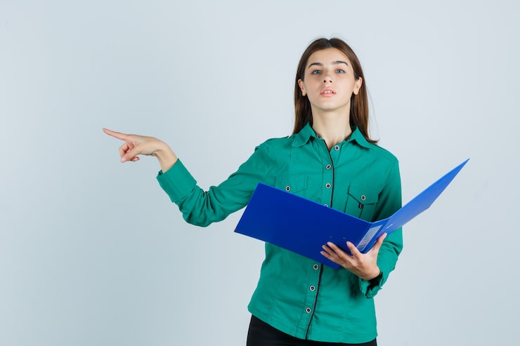 Gratis Foto ung, udtryksfuld kvinde, der poserer i studiet