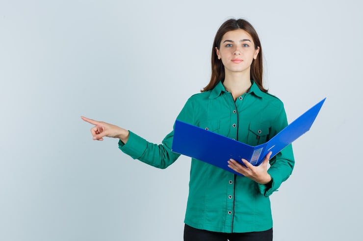 Gratis Foto ung, udtryksfuld kvinde, der poserer i studiet