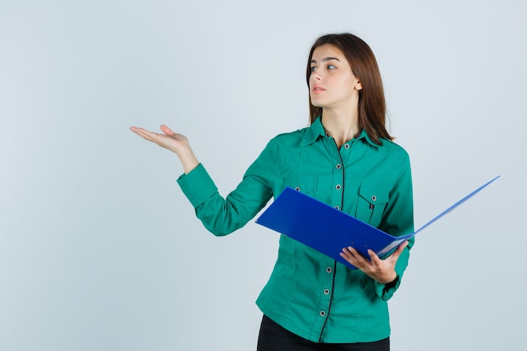 Gratis Foto ung, udtryksfuld kvinde, der poserer i studiet