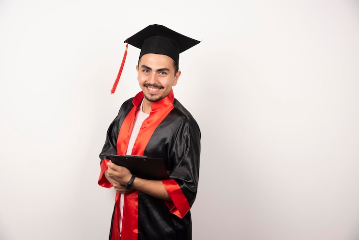 Gratis Bild ung utexaminerad student i uniform som håller i ett diplom på vitt.