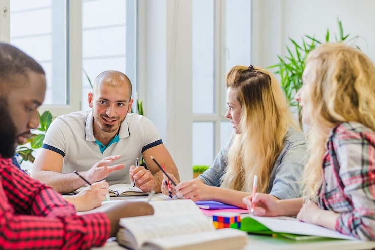 Gratis Bild unga studenter som arbetar tillsammans