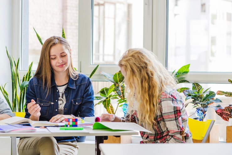 Gratis Bild unga studenter som sitter vid ett bord