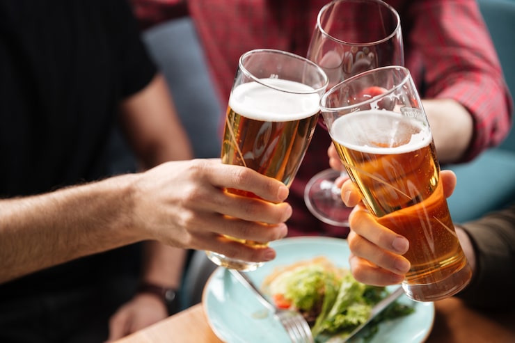 Gratis Bild unga vänner som sitter på ett café och dricker alkohol.
