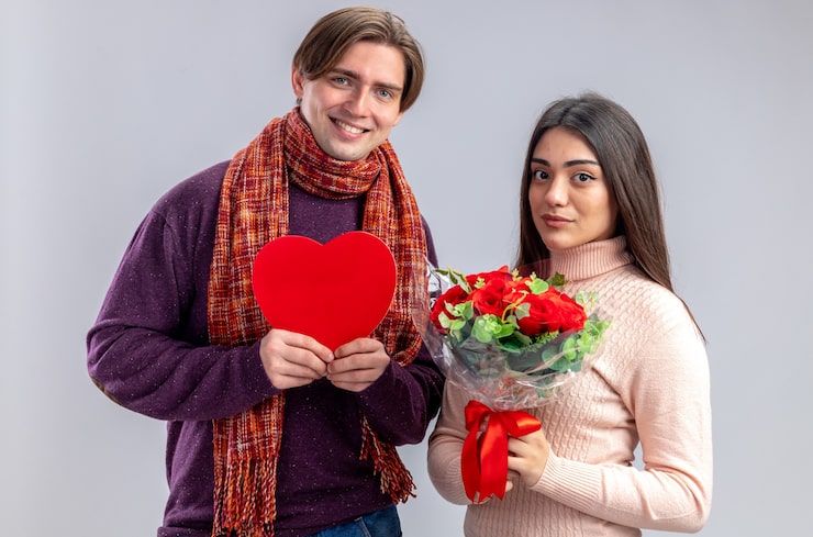 Gratis Foto unge par på valentinsdag smilende fyr holder hjerteformet æske glad pige holder buket isoleret på hvid baggrund
