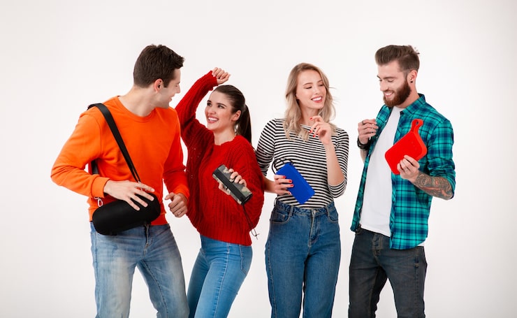 Gratis Bild ungt hippstergäng som har roligt tillsammans, ler och lyssnar på musik på trådlösa högtalare
