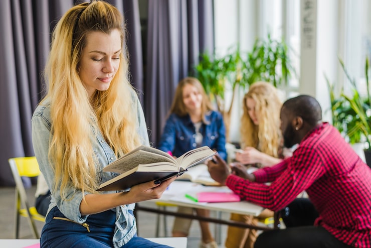 Gratis Bild vacker student som läser lärobok