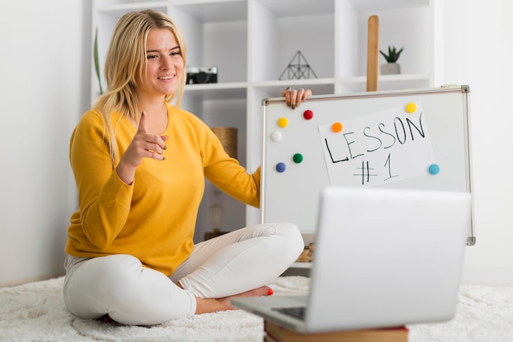 Gratis Bild vacker vuxen kvinna som arbetar hemifrån