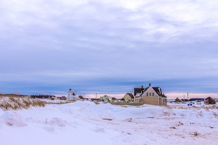 Gratis Bild vacker vy över hus på landet under en molnig himmel på vintern
