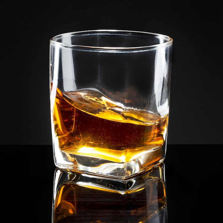 Gratis Bild whiskey serveras rent i ett glas