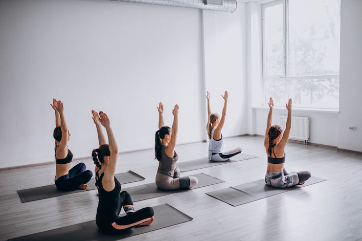 Gratis Bild yogagruppklasser inne i gymmet