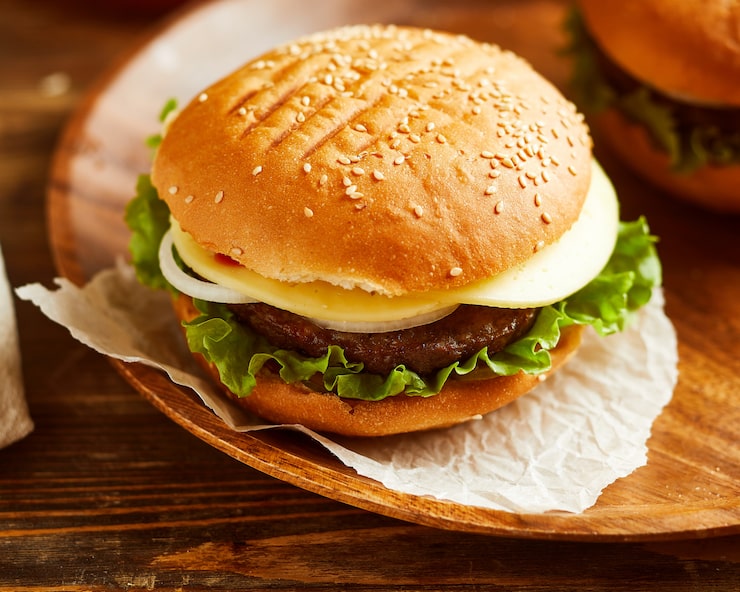 Photo bánh burger tươi ngon, được phục vụ trên thớt gỗ