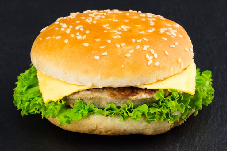 Photo bánh burger tươi ngon trên nền đen