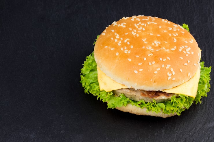 Photo bánh burger tươi ngon trên nền đen
