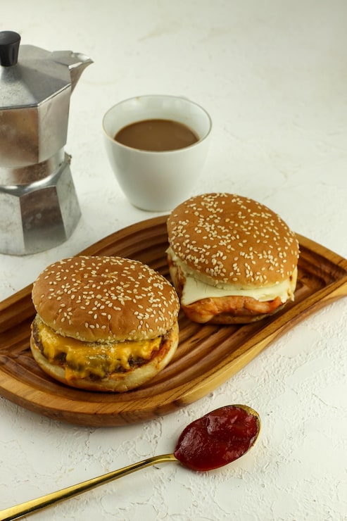 Photo bánh hamburger tự làm ngon tuyệt trên bàn gỗ trắng