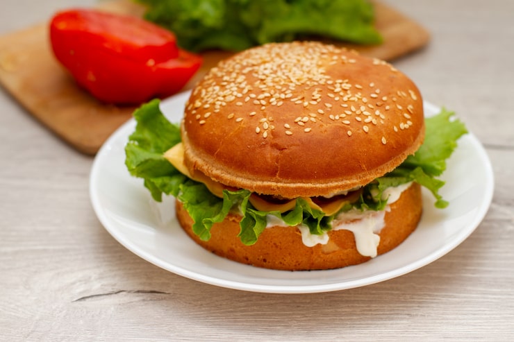 Photo bánh hamburger tự làm trên đĩa trắng trên bàn bếp