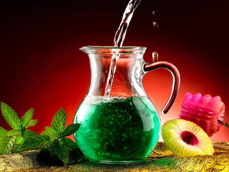 Photo bình đựng nước và bạc hà tươi