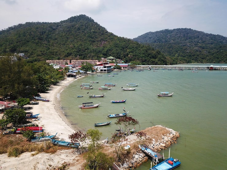 Photo góc nhìn từ trên cao xuống của thuyền buồm neo đậu trên biển trên nền trời