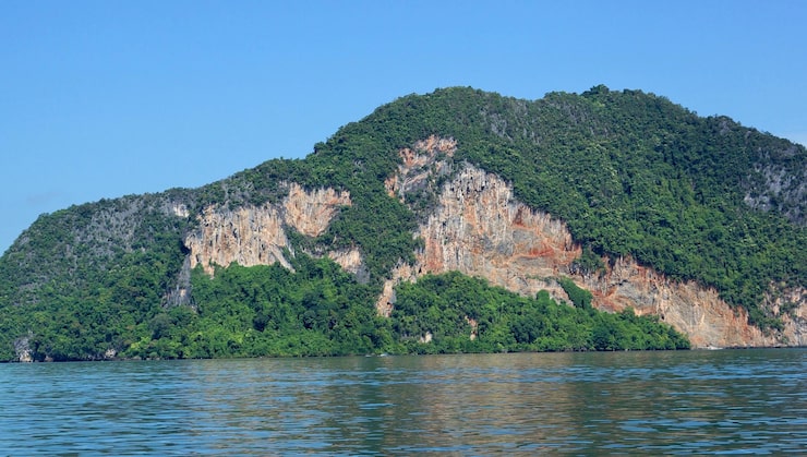 Photo khung cảnh nên thơ của hồ nước映照trên nền trời xanh